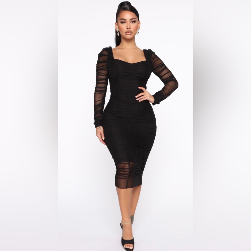 NWT- Elegant Black Ruched Dress 👗 🖤